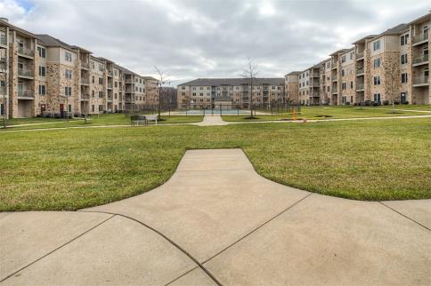 Welcome to 3000 Fountainview Circle #403!